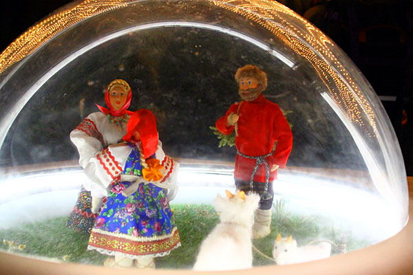 Сценка под стеклянным шаром на Красной площади. Зима 2015.