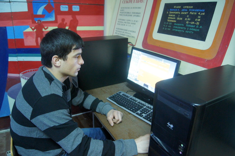 Молодой человек сидит за компьютером