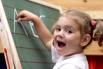 Ребенок учит алфавит на одном из уроков дошкольного образования