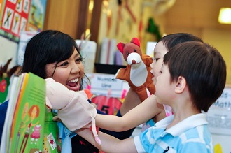 Педагог и дети в сингапурском детском саду