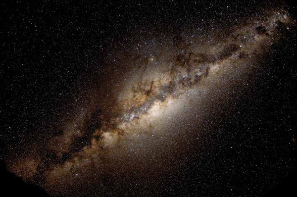Фото 1. Темная туманность B69, часть обширного облака межзвездной пыли в созвездии Змееносца. Фото с сайта www.eso.org