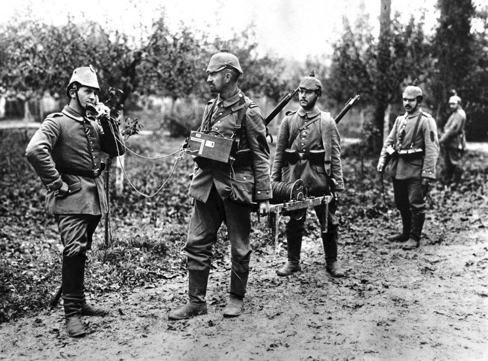 Немецкие солдаты с полевым телефоном. (National Archives)