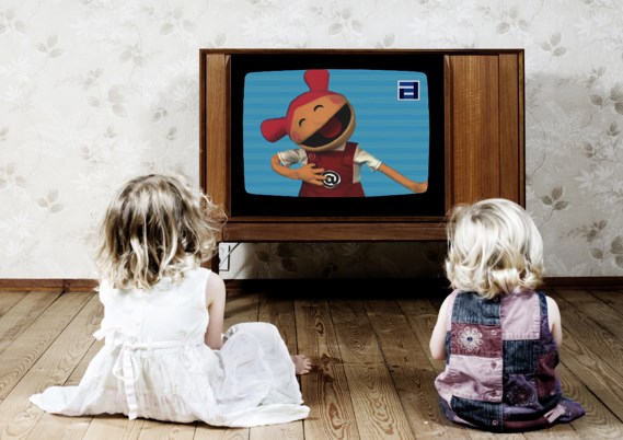 Дети сидят перед телевизором