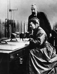 Пьер Кюри и Мария Склодовская-Кюри в лаборатории