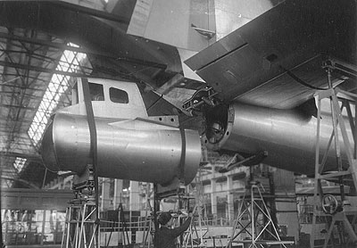 Сборка первых серийных самолетов Ту-4