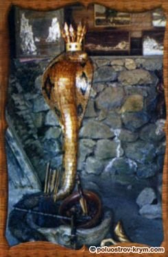 Скульптура "Королевская кобра". Автор Г.Ф. Чупраков. Музей "Поляна сказок", Ялта