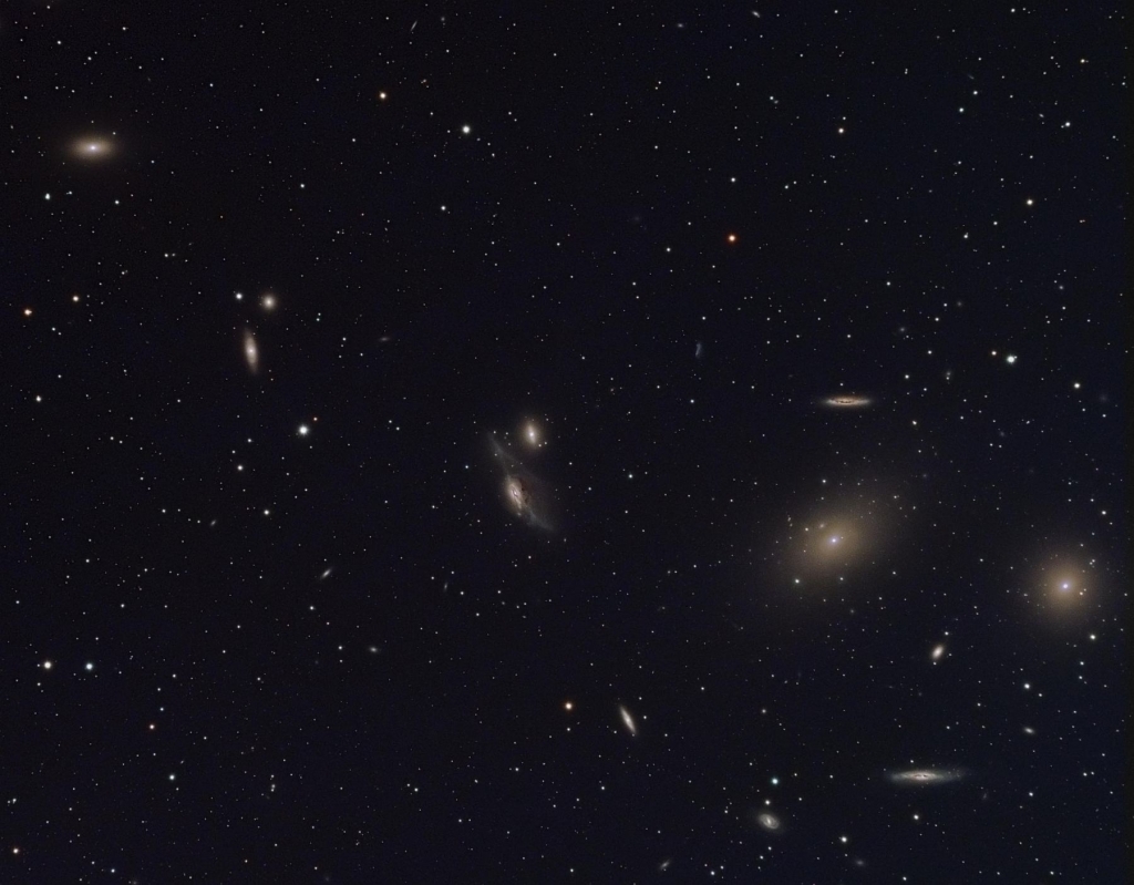 Через центр скопления галактик в Деве проходит замечательная вереница галактик, известная как цепочка Маркаряна