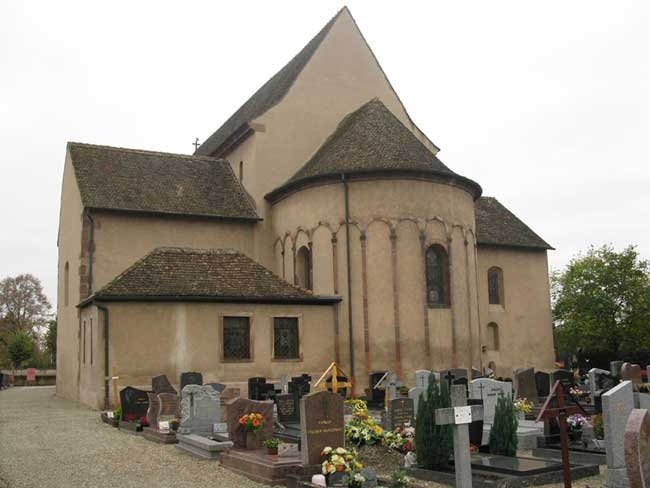Церковь святого Трофима в городе Эшо на востоке Франции, недалеко от Страсбурга. Церковь св. Трофима ранее была центром обширного бенедиктинского аббатства св. Софии, разрушенного после французской Революции (1789).