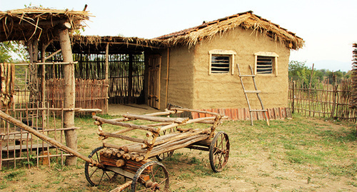 Подлинное воссоздание домов несколько сомнительно, т.к. построенные дома очень маленькие, а чеченские семьи в те времена были большие. Фото Магомеда Магомедова для "Кавказского узла" Подлинное воссоздание домов несколько сомнительно, т.к. построенные дома очень маленькие, а чеченские семьи в те времена были большие. Фото Магомеда Магомедова для "Кавказского узла"