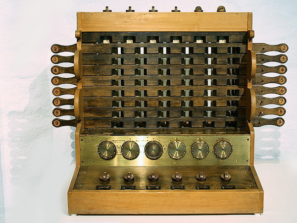 Модель счётной машины Шиккарда. Это не дошедшее до нас вычислительное устройство изготовлено изобретателем в 1623 году и описано им годом позже в письме Иоганну Кеплеру.