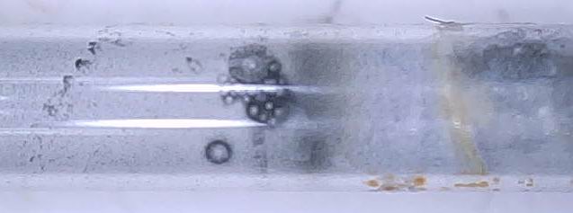 Стекло в районе электрода, горячий конец, видны следы микровзрывов.