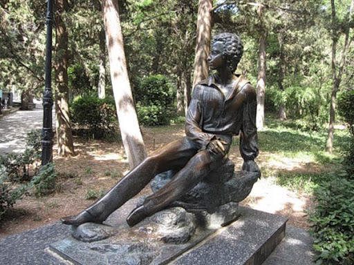 Памятник Пушкину в санатории Пушкино в Гурзуфе