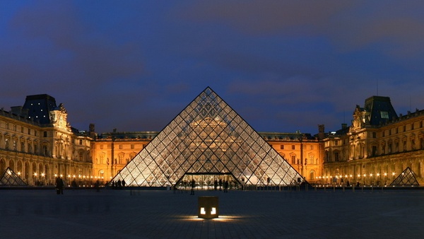 Louvre_piramide