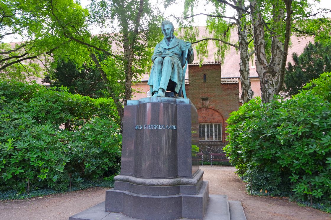 Памятник датскому писателю и философу Кьеркегору