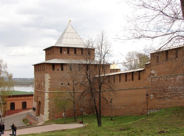 Ивановская башня, названа по находящейся неподалеку церкве Иоанна Предтечи