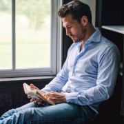 мужчина с книгой