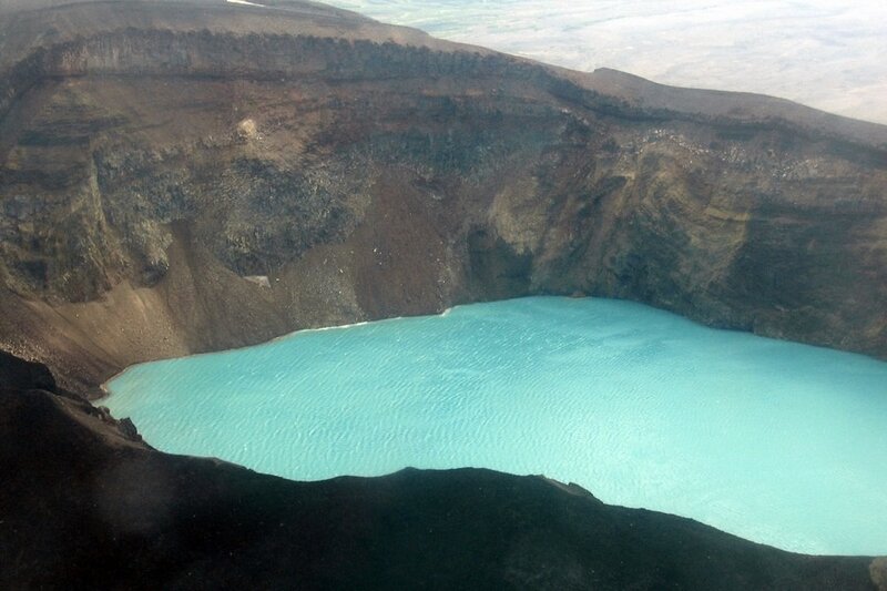 Камчатка, озеро в кратере вулкана Малый Семячик