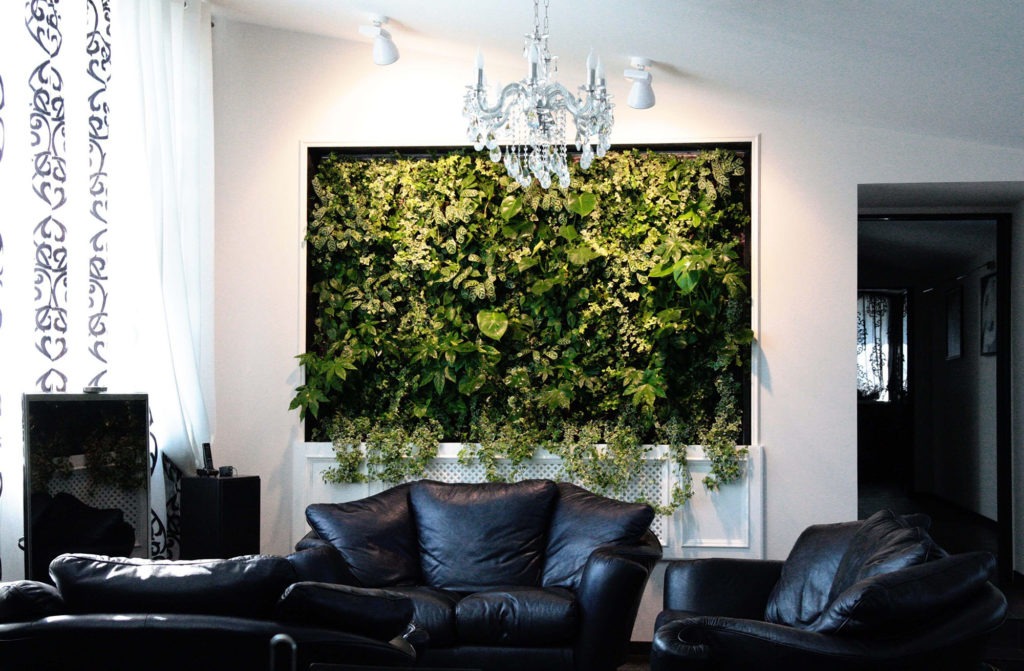Эффектная большая панель с живыми растениями в интерьере гостиной