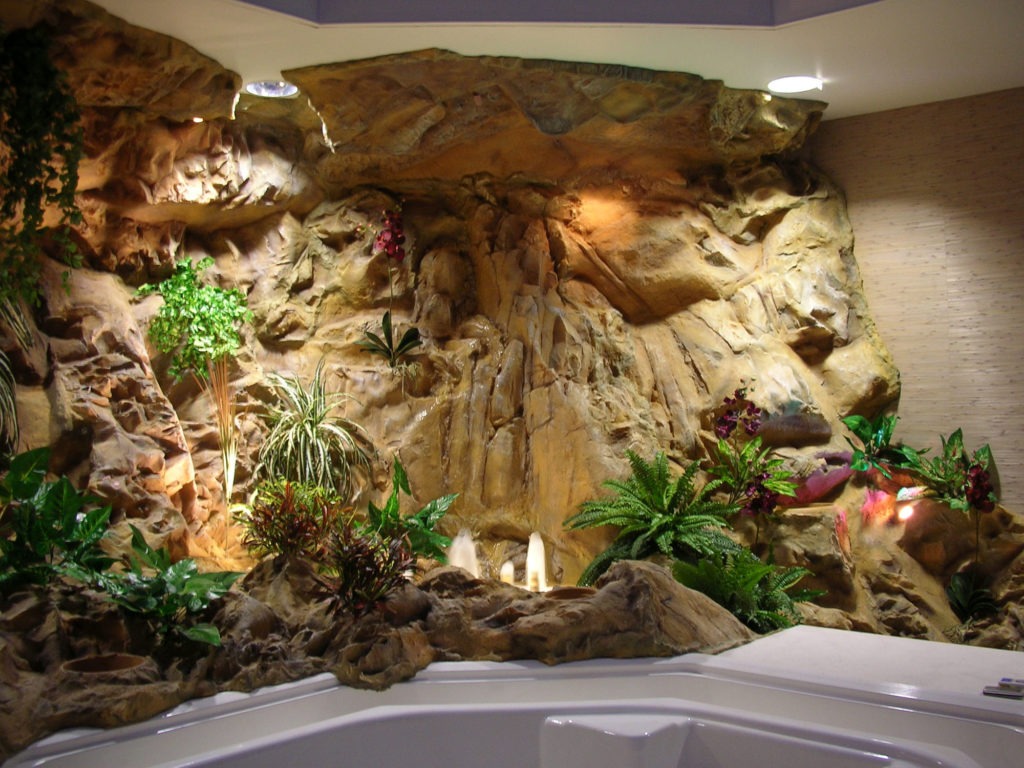 Декоративный водопад и искусственные растения в интерьере ванной
