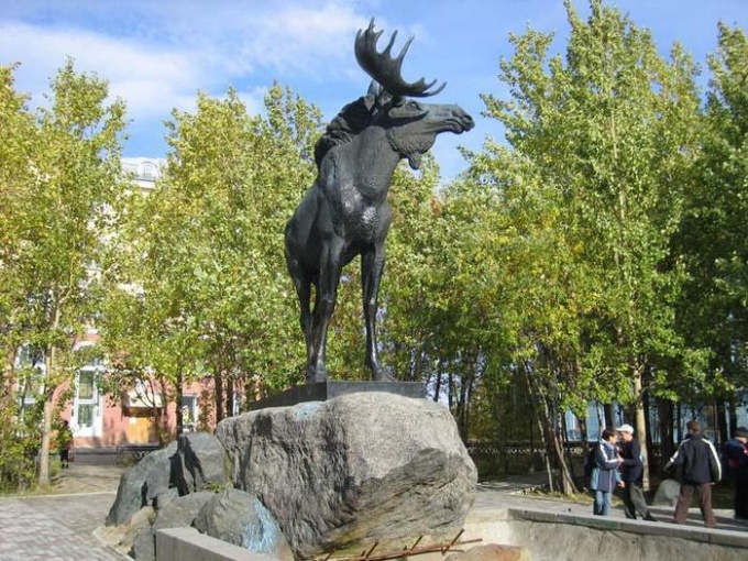 Памятник лосю в Мончегорске