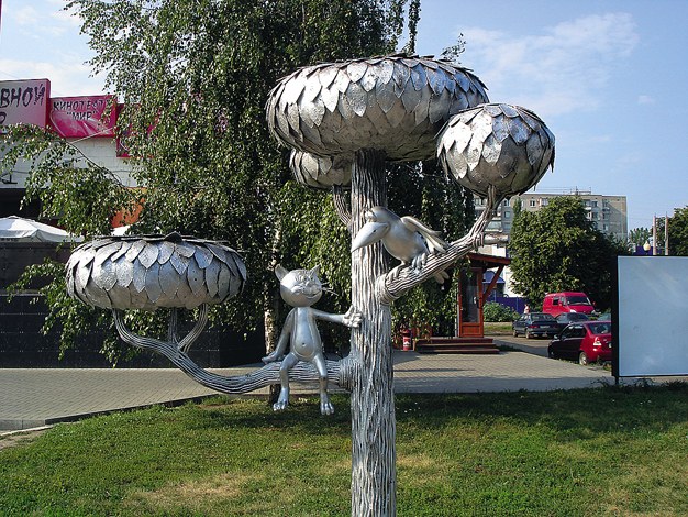 Памятник мультяшному котенку в Воронеже