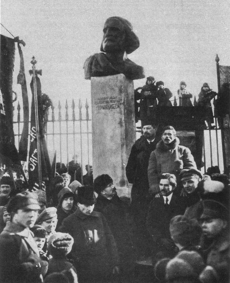 А.В.Луначарский и скульптор Карл Зале на открытии памятника Гарибальди в Петрограде, 1919 год