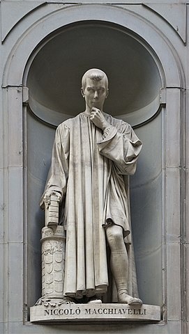 Никколо́ Макиаве́лли, статуя у входа в галерею Уффици во Флоренции