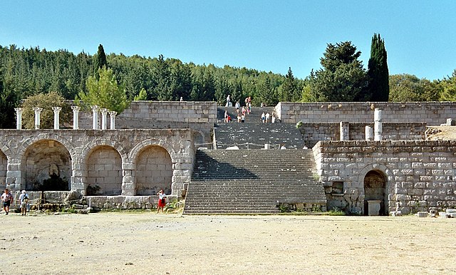 Руины косского асклепиона— храма бога медицины Асклепия, в котором лечили людей и собирали медицинские знания